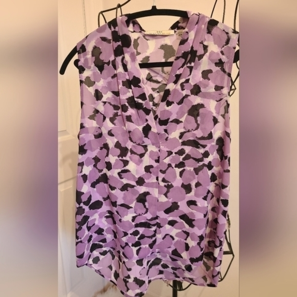 High-low sleeveless‎ shirt